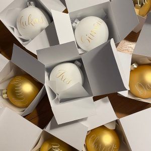 amano_kalligraphie-weihnachtskugeln_graz