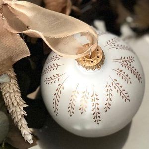 amano_kalligraphie-weihnachtskugeln_graz