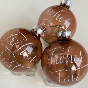 amano_kalligraphie_weihnachtskugeln_frohes_fest