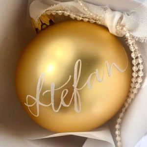 amano_kalligraphie_weihnachtskugeln_graz_gold