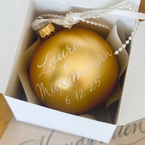 amano_kalligraphie_weihnachtskugel_goldfarbene_hochzeitsgeschenk