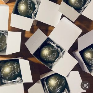 amano_kalligraphie_graz_weihnachtskugel_gruen